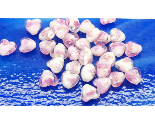Vinuté perle se stříbrnou nití uvnitř srdce - barva růžové zdobení s bílým jádrem 2ks