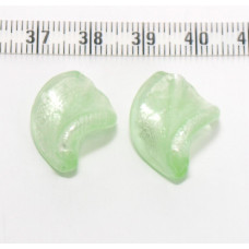Vinuté perle se stříbrnou fólií uvnitř, list twist - barva mátově zelená 1ks