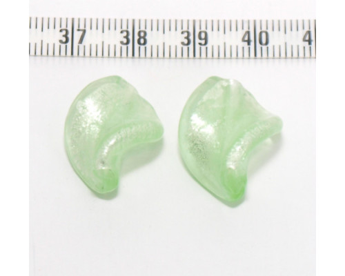 Vinuté perle se stříbrnou fólií uvnitř, list twist - barva mátově zelená 1ks