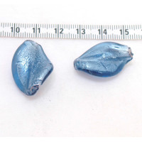 Vinuté perle se stříbrnou fólií uvnitř list twist - barva modrá Sky 1ks