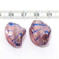 Vinuté perle se stříbrnou fólií uvnitř, list twist - barva růžovofialová s modrým proužkem 1ks