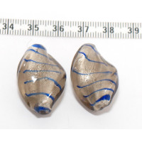 Vinuté perle se stříbrnou fólií uvnitř, list twist - barva šedá s modrým proužkem 1ks