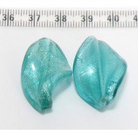 Vinuté perle se stříbrnou fólií uvnitř, list twist - barva světlý aquamarine 1ks