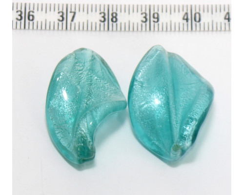 Vinuté perle se stříbrnou fólií uvnitř, list twist - barva světlý aquamarine 1ks