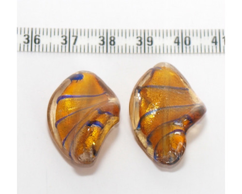 Vinuté perle se stříbrnou fólií uvnitř, list twist - barva zlatá s modrým proužkem 1ks