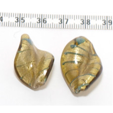 Vinuté perle se stříbrnou fólií uvnitř, list twist - barva žlutozelená se zeleným proužkem 1ks