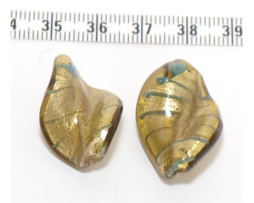 Vinuté perle se stříbrnou fólií uvnitř, list twist - barva žlutozelená se zeleným proužkem 1ks