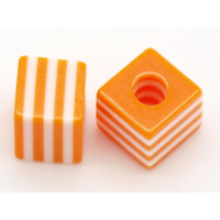 Korálek pryskyřice kostka s proužky  - oranžová/bílá 5ks
