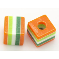 Korálek pryskyřice kostka s proužky  - oranžová/zelená/bílá 5ks