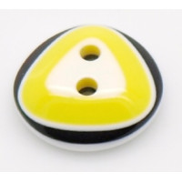 Pryskyřičný knoflík s trojúhelníkem - barva žlutá/bílá/černá 1 kus